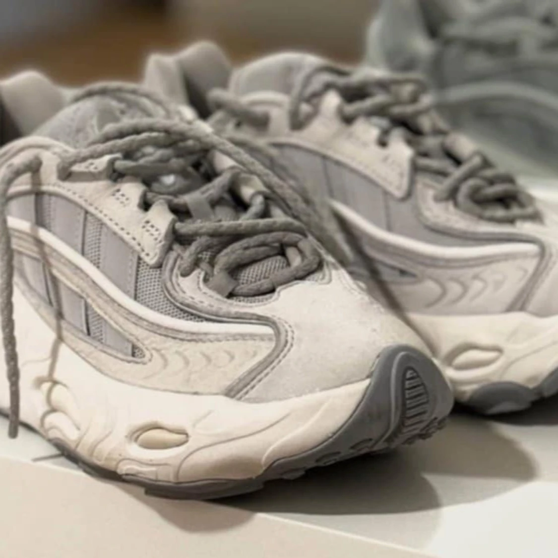 Adidas sneakers i grått och vitt - 2