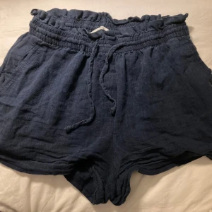 Mörkblå shorts  - Mörkblåa shorts från H&M. Bra skick.