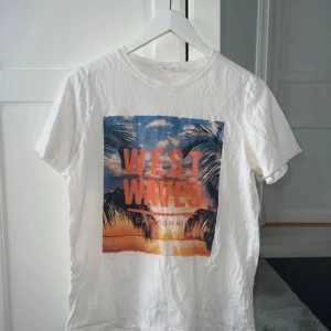 Vit t-shirt - Fint skick förutom att den är skrynklig. Axelbredd 39cm, längd 63cm.