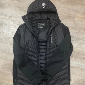 Sail Racing Jacka - Svart Sail Racing jacka i storlek M. Jackan är ganska ny och har endast använt den ett par gånger, förutom de är jackan i väldigt bra skick