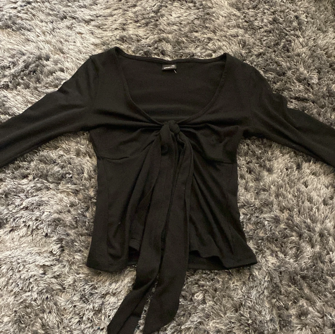 Svart knytblus från Gina Tricot