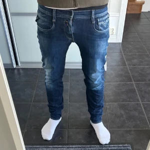Replay Anbass jeans (W30) - Säljer nu dessa tvärsnygga jeans från Replay i modellen ”anbass” vilket är mer slimfit. Jeansen har strl W30 i midjan och L32 i längden. Jeansen har knappt varit använda, därav så är skicket 10/10 - Inga hål, fläckar eller andra flaws. Priset är diskuterbart. Det är bara att höra av er vid eventuella frågor. Mvh, Hjalmar