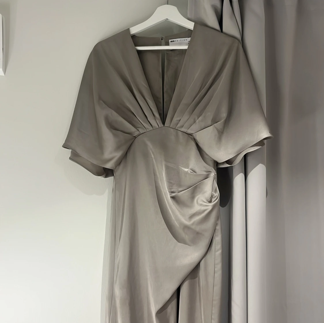 Ljusgrå långklänning från ASOS Edition