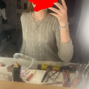 tajt stickad ralph lauren tröja 🤍 - säljer denna som är perfekt i alla väder! 🌸 använder den aldrig längre och hoppas den kan komma till användning av någon annan 🌸den har ett litet hål vid armhålan (varav pris) annars är den i ett bra skick 🌸 