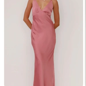 Rosa balklänning  - Säljer denna helt oanvända balklänning i satin. Perfekt färg och passform. Säljer pga jag köpte flera och valde en annan💕 kostade runt 1300 men säljer för 1000kr, pris kan sänkas vid snabb affär💕