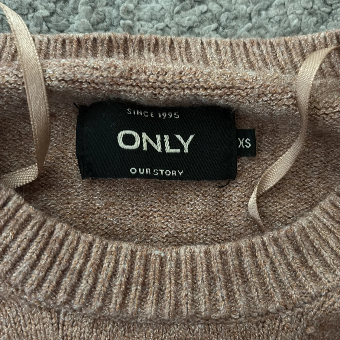 Beige stickad tröja med volang från ONLY - 2