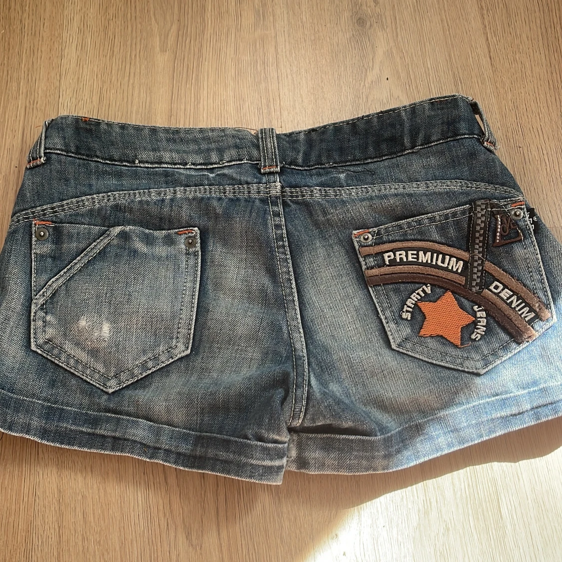 Blå jeansshorts med stjärndetalj