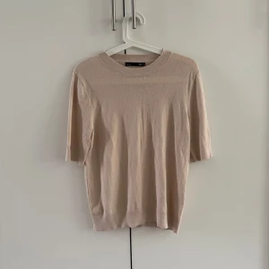 Beige finstickad tröja från lager 157 - Finstickad beige tröja från lager 157 i storlek M, har bara använt tröjan en gång så därför är den fortfarande i väldigt bra skick.