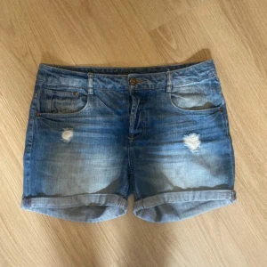 Jeansshorts - Lågmidjade jeansshorts. Köpt från vinted - aldrig använd 