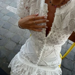 Vit spetsklänning med volang och knappar - Intressekoll! Sååå fin student/konfaklänning från cocomoyo. Ny med prislapp kvar! Storlek S