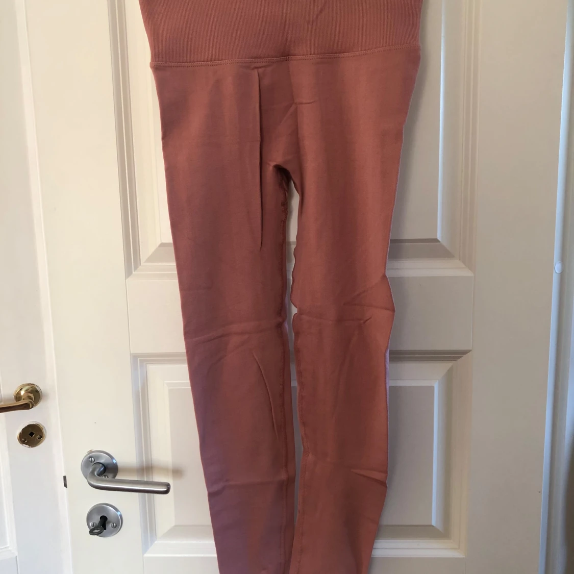 Rosa träningsleggings med scrunch 