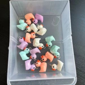 Färgglada ankhängen i plast🤍 - Säljer söta små ankhängen i pastellfärger – lila, mintgrön, vit och ljusrosa. Perfekta att använda till armband, halsband eller örhängen. Varje anka har en liten ögla för enkel montering. Supergulliga detaljer med orange näbb och ögon.🤍