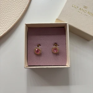 Lily and rose örhängen  - Jättefina rosa och guldiga Lily and rose örhängen, aldrig använda! Helt nya!