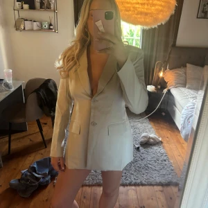 Kavaj Peppermayo - Suuuper snygg figursydd kavaj från Peppermayo som är öppen i ryggen som är justerbar, endast testad. Storlek M och prislappen sitter kvar💕💕 Grå / Beige