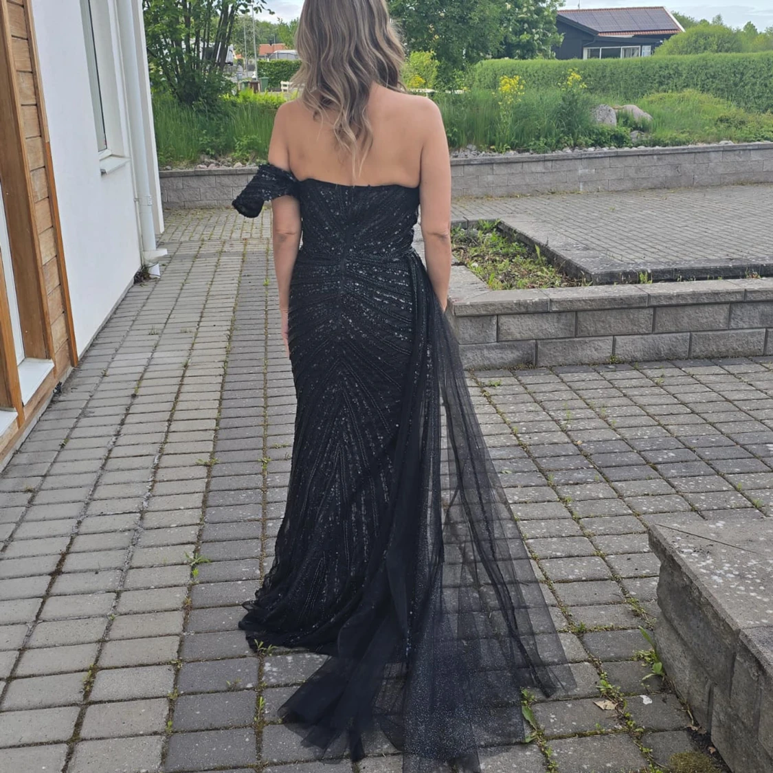 Svart glittrig långklänning med offshoulder - 1
