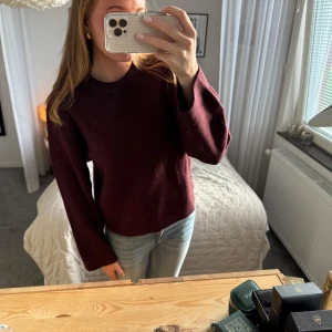 Vinröd stickad tröja ginatricot - Säljer denna helt slutsålda stickade tröjan från ginatricot i storlek S🤍