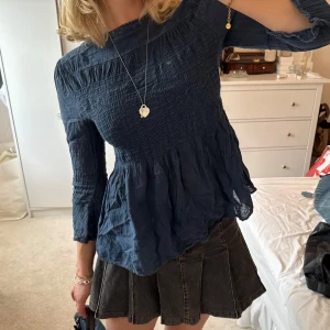 Blus - Blus med öppen rygg och volang, storlek S och står ej märke i! 