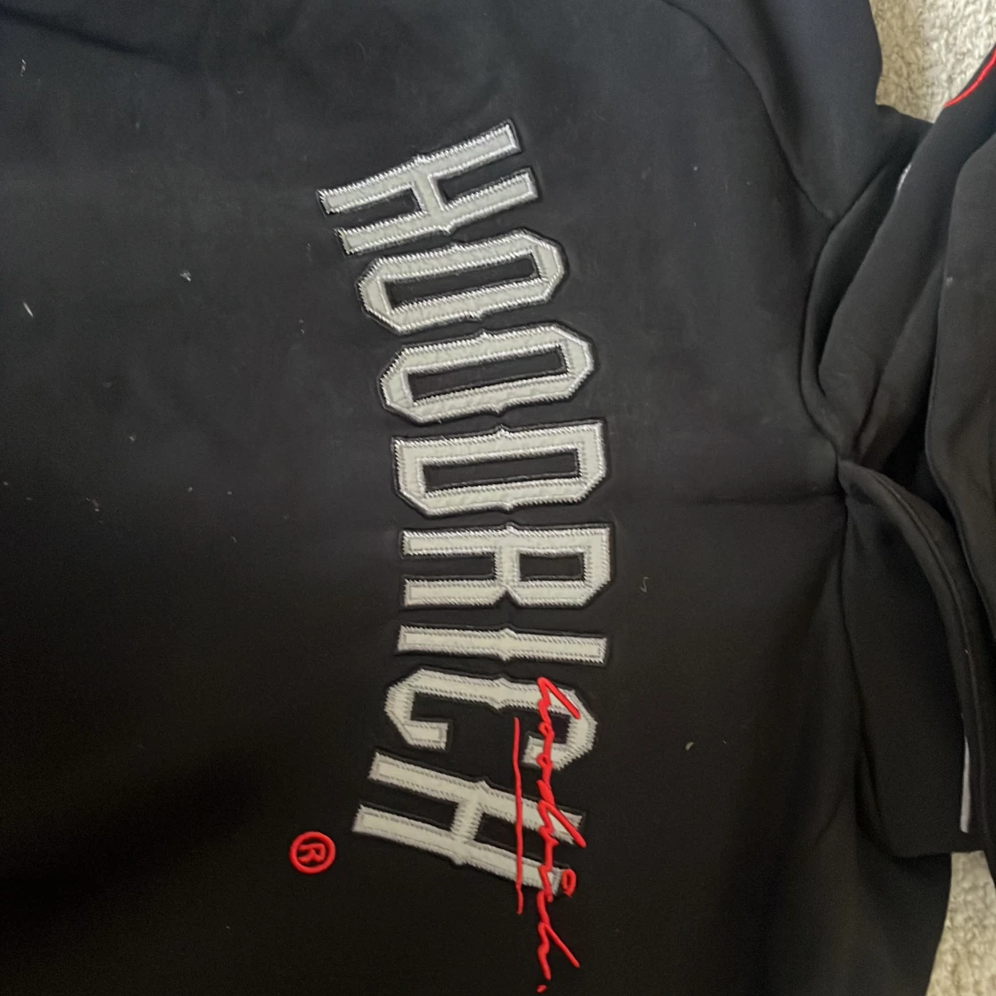 Svart hoodie från Hoodrich med broderade detaljer - 1