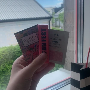 mini beauty trio!! Gucci, Benefit och The Body Shop - Säljer en Benefit Fan Fest mascara i ministorlek, Gucci Flora parfymprov och The Body Shop Vitamin E dagkräm i provpåse. Perfekt för dig som vill testa nya produkter från populära märken! som man ser har jag använt lite mindre än halva parfymprovet men annars är allt i nytt skick!