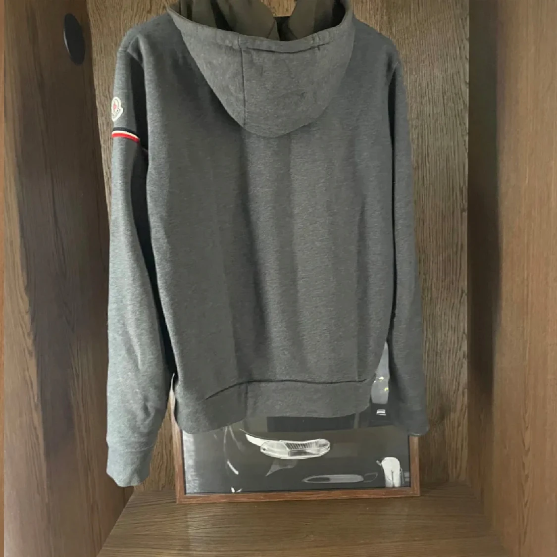 Grå hoodie från Moncler - 1