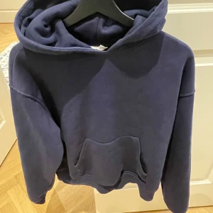 Mörkblå hoodie - En fin och enkel mörkblå hoodie från Gina tricot i storlek xxs 