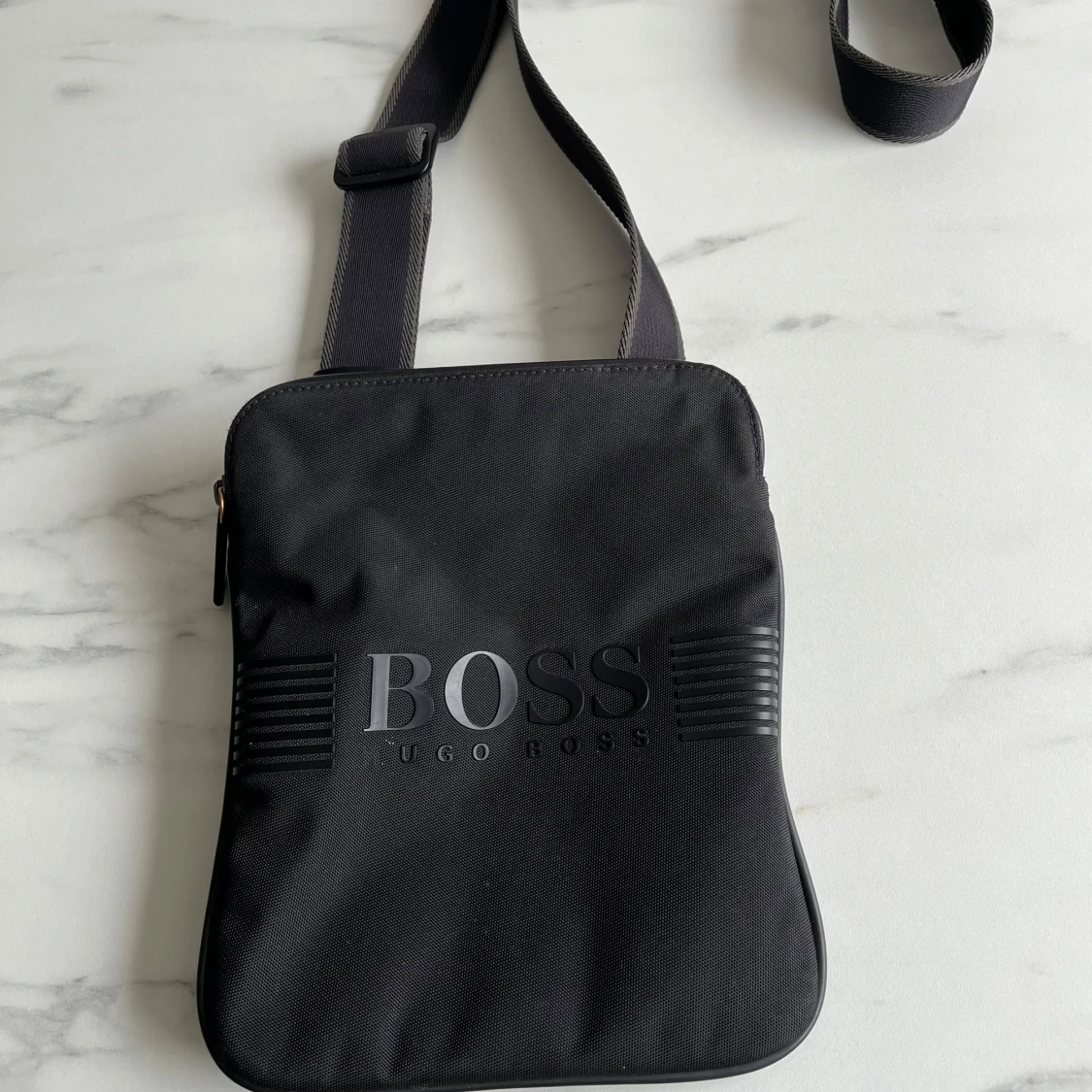 Hugo boss axelväska 