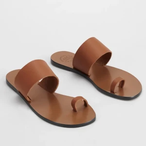 ATP sandaler i skinn - Säljer ett par stilrena bruna sandaler i calv skinn med bred rem över foten och en extra rem för stortån. Perfekta för varma dagar och enkel att matcha med olika outfits.
