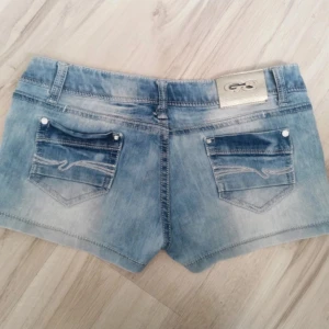 Lågmidjade jeansshorts  - Lågmidajde jeansshorts från märket G-smak. Storlek M, men lite små i storlek. Så jag skulle säga att dom passar S och M. Jättesnygga och perfekta till sommaren. Skriv om du har några frågor. Pris kan diskuteras 