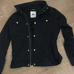 Blå jacka från J.Lindeberg - Säljer denna nya j linderberg jackan för att den är för stor för mig, den är i storlek L, jätte bra skick.