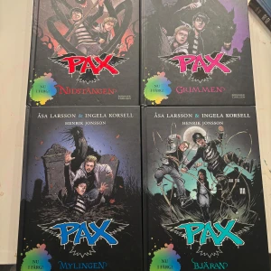 PAX: Nidstången, Grimmen, Mylingen, Bjäran - Fyra spännande böcker i PAX-serien, nu i färg! Följ bröderna Viggo och Alrik när de möter magiska och mystiska krafter i Mariefred. Perfekt för dig som gillar äventyr, fantasy och spänning.