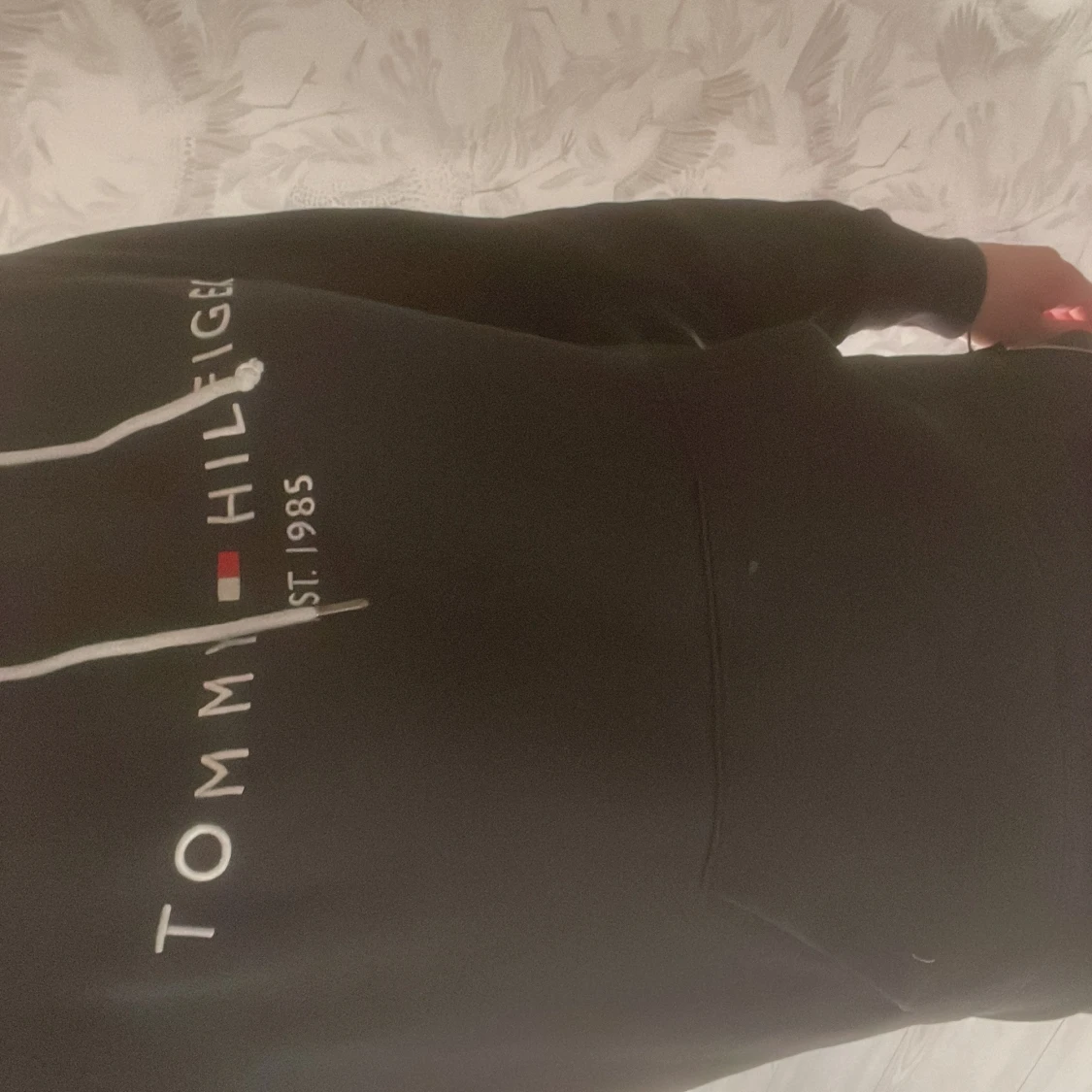 Svart hoodie från Tommy Hilfiger - 1