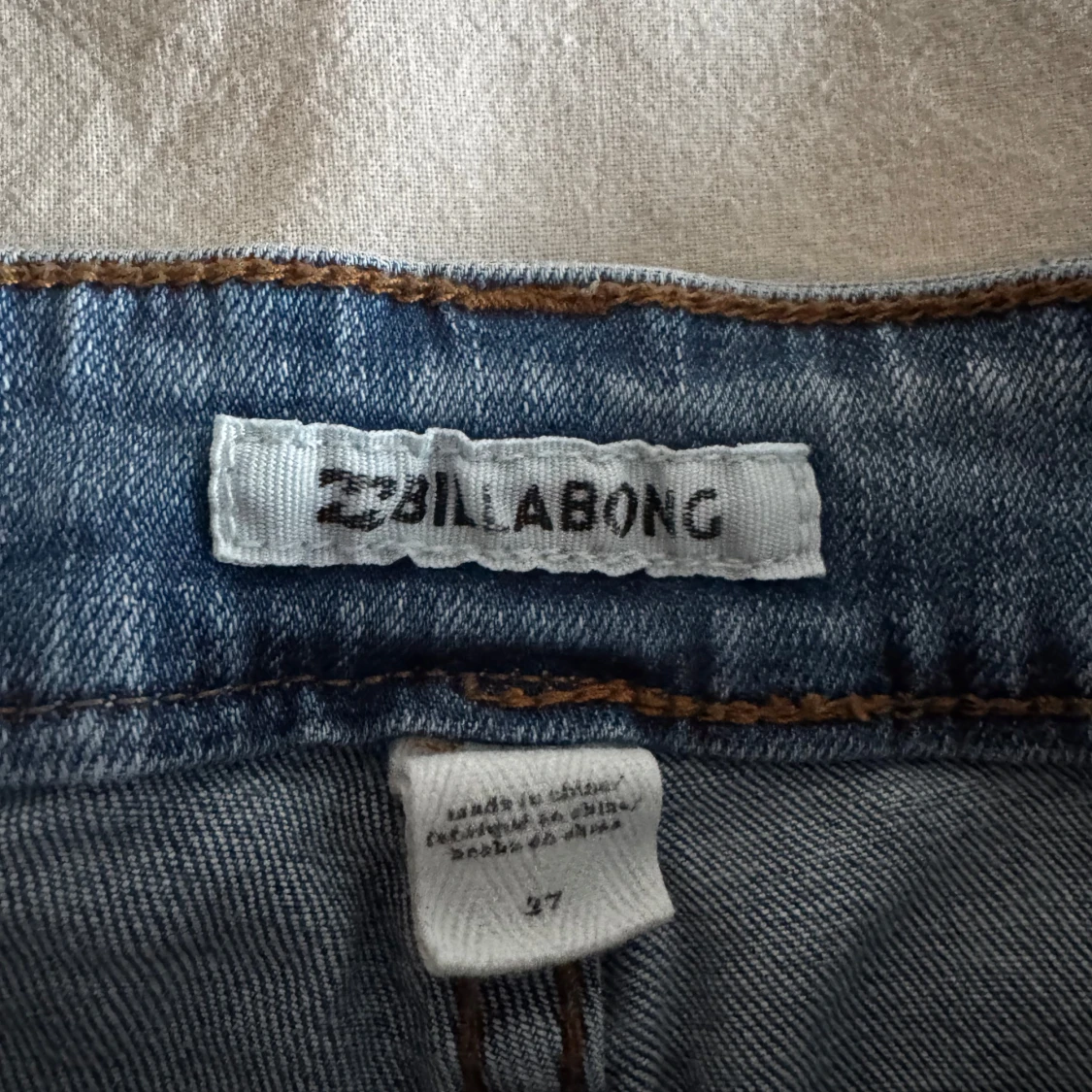 Ljusblå jeansshorts med snörning från Billabong - 2