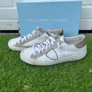 Philippe model skor - Riktigt Feta philippe model skor finns nu inne där både box och äkthetstilltag medkommer skorna är knappt använda och riktigt fint skick!🤩🙌💯 Storlek 40 