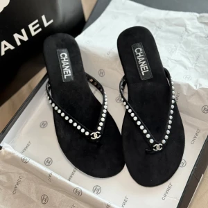 Chanel sandaler  - Så fina och eleganta sandaler. Oanvända pågrund av fel storlek. Kommer med låda och påse! Perfekt om du vill ge i present!