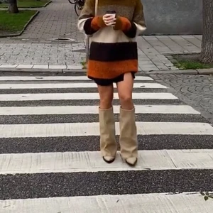 Beiga stövlar från Zara - Säljer dessa superfina stövlarna från Zara då de ej kommer till användning🤎 de är köpta förra våren och är i helt nytt skick då de endast provats inomhus.   (första bilden lånad av angelicablicks instagram)