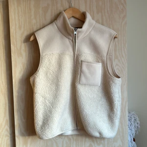 Vit fleeceväst från PIECES - Jätte snygg väst som passar till mycket💕🩷