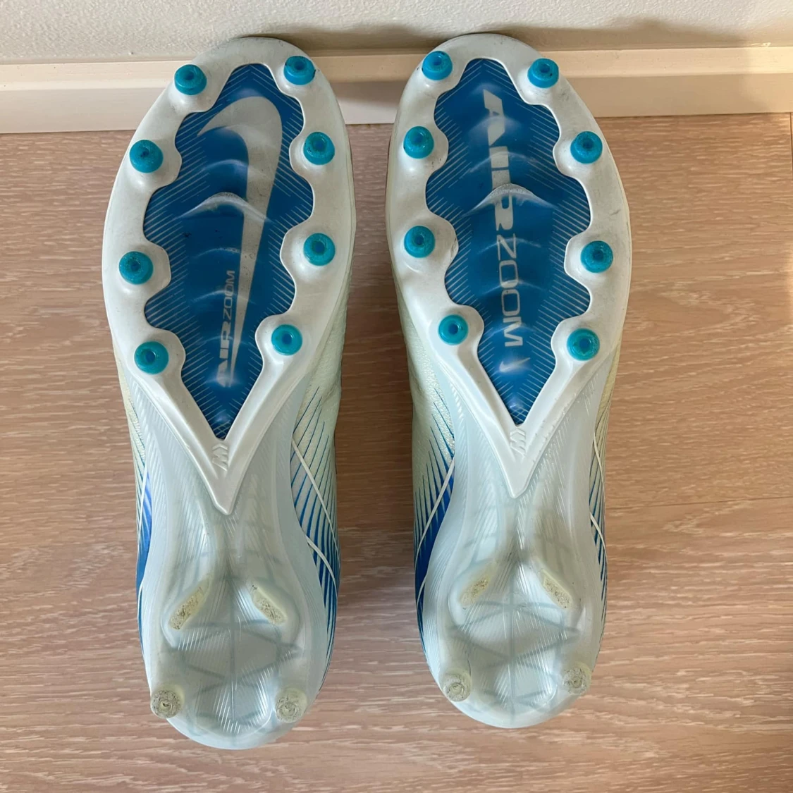 Nike fotbollsskor med blå detaljer - 1