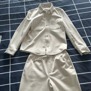 Zara Overshirt med matchande byxa  - Overshirt: S Byxor: M
