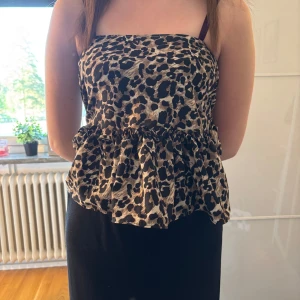Top - Är egentligen en kjol som jag sytt om till en topp, men passar fortfarande som kjol, fint skick