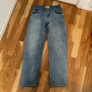 Levi's Loose Taper jeans - Säljer ett par loose taper jeans från Levis. De sitter bra men har dock en defekt. På baksidan av jeansen finns det en röd färg som inte syns så jätte bra men ändå syns. 