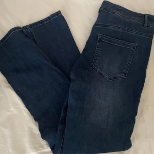 Jeans  - Ett par jättesköna jeans från Kappahl! Använda hyfsat men är fortfarande i väldigt bra skick, sitter skönt och luftigt. Är i rak passform och är lite stretchigt material men inte så skinny. Är i snygg färg som matchar till allt! 