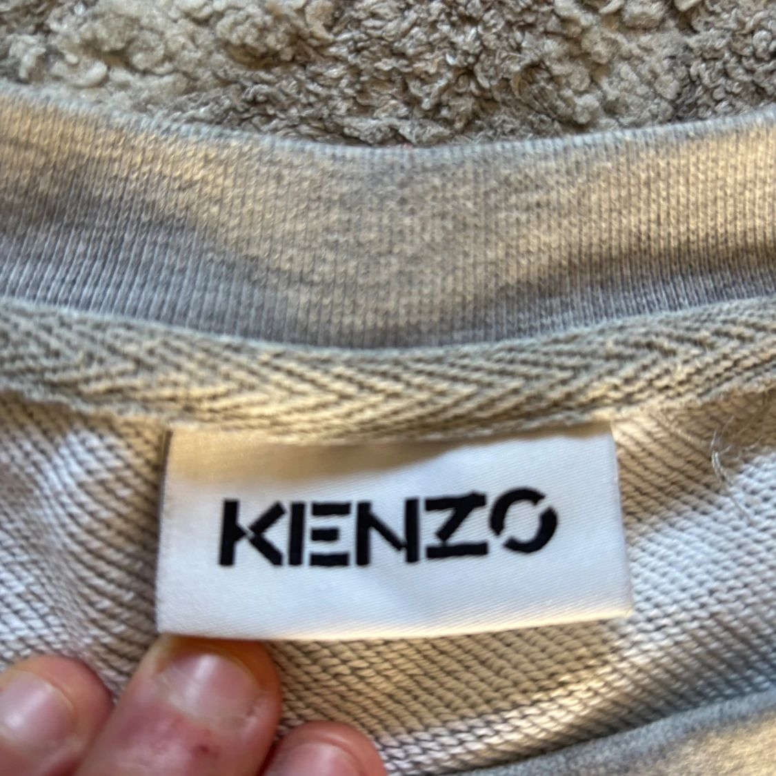 Grå sweatshirt med tigerbroderi från Kenzo - 2