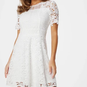 Vit spetsklänning med blommönster - Säljer denna superfina klänningen, perfekt nu till studenten. Den är helt oanvänd med prislapp kvar, endast testad! Har hittat en annan klänning, därav att jag nu säljer denna. Nypris 999kr (Storlek 36)🌸