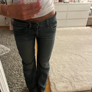 Esprit Jeans  - Säljer ett par lågmidjade bootcut jeans😍 Köpta second hand men aldrig använda och i ny skick utan defekter! Skriv om det är något ni undrar och jag kan sänka priset vid snabb affär! Storlek står ej men skulle säga XS/S och passar mig perfekt i längd, jag är 163! 