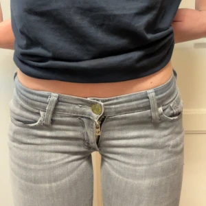 True Religion Jeans  - Supersnygga och superlågmidjade jeans ifrån true religion! Storlek 24! Bootcut och stretchiga! Något slitna där bak men det varken känns eller syns! Innerben: 83 midja: 35 ( stretch) 