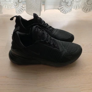 Nike Air Max 270 helsvarta sneakers - Säljer ett par helsvarta Nike Air Max 270. Sparsamt använda ni ser skicket på bilderna dom är som nya, för mer bilder eller frågor tveka inte med att höra av dig. Storlek 40,5