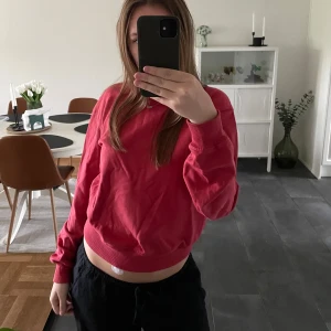 Röd sweatshirt - Röd sweatshirt i bra skick. 💕