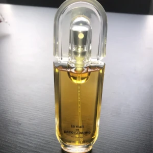 La Nuit de Paco Rabanne parfym 30ml - La Nuit de Paco Rabanne är en ikonisk parfym i en elegant, rektangulär glasflaska med rundade kanter och transparent lock. Flaskan har en gyllene bärnstensfärgad vätska och rymmer 30 ml. Klassisk och stilren design som sticker ut på parfymhyllan.