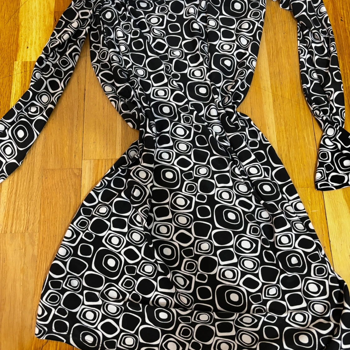 Svartvit mönstrad omlottklänning