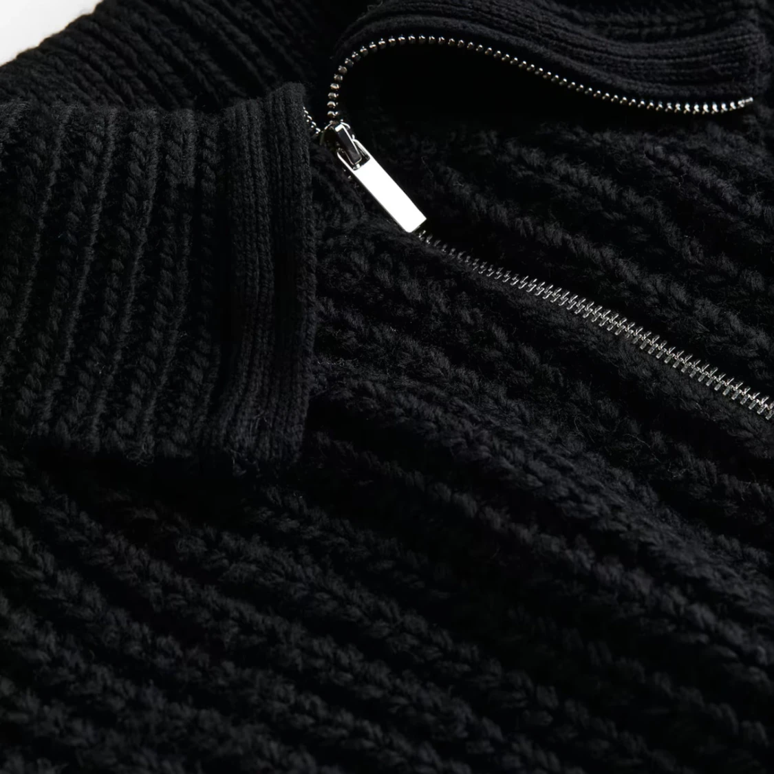 Svart stickad tröja med dragkedja från H&M - 1